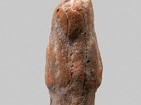 Aeg T 19  Aeg T 19, Dritte Zwischenzeit, Uschebti, Roter Ton, H 7,0 cm, B 2,1 cm, T 1,5 cm : Bestandskatalog Ägypten, Museumsfoto: Claus Cordes